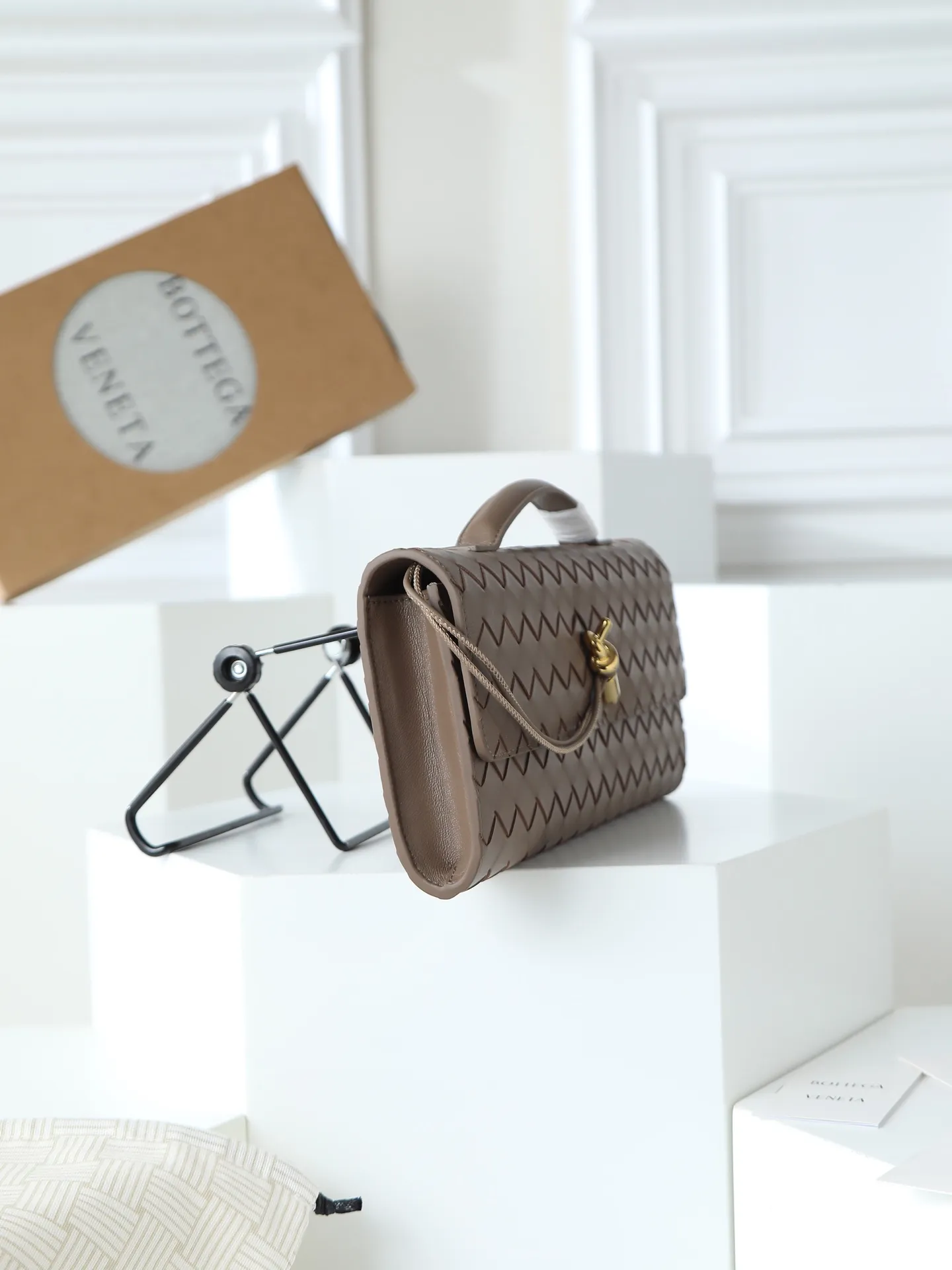 Batch 1540. The BV Andiamo evening handbag has been heavily cultivated again~ The designer aesthetics of the era of economic downturn are back. You fall in love with it at first sight and can't put it down. It's so beautiful. It's full of aura. The shape and texture are very competitive. It's lightweight and has sufficient capacity. It's a must-have for fashionistas. It's suitable for many occasions, minimalist, high-end and light luxury. Style number: 741511 Size: 31*13*3cm